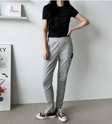 블랙·차콜 톤 배기팬츠와 반팔티 전신 코디 사진