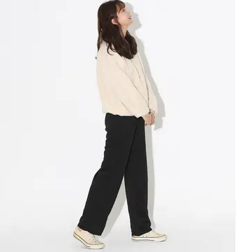 블랙 오버핏 배기팬츠와 아이보리 맨투맨 전신 코디 사진
