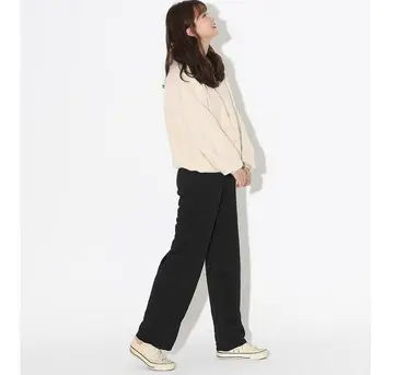 베이지·차콜 톤 배기팬츠와 맨투맨 전신 코디 사진