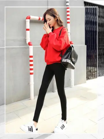 블랙 레깅스와 레드 맨투맨 전신 코디 사진