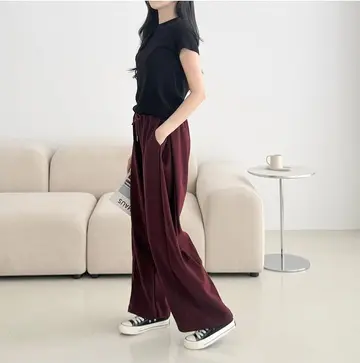 버건디 와이드 슬랙스와 블랙 반팔티 전신 코디 사진