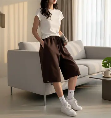 브라운 반바지와 화이트 반팔티 전신 코디 사진