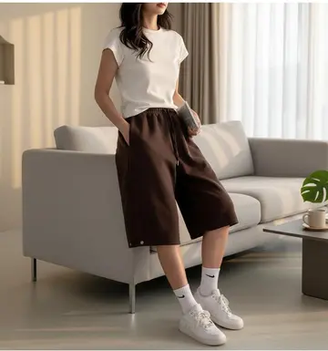 아이보리·그레이 톤 반바지와 반팔티 전신 코디 사진