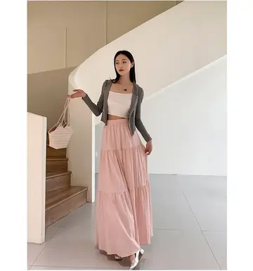 카멜·차콜 톤 롱스커트와 집업 전신 코디 사진