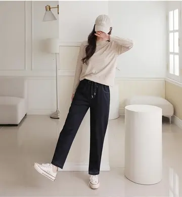 그레이·블랙 톤 배기팬츠와 긴팔티 전신 코디 사진