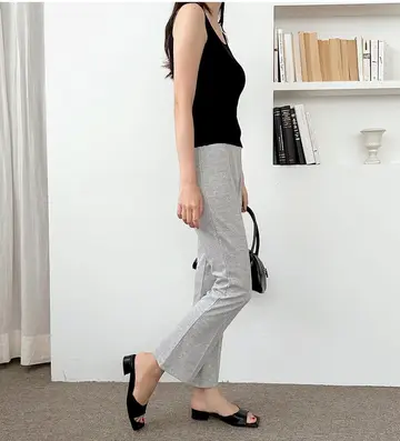 블랙·카멜 톤 부츠컷 청바지와 나시 전신 코디 사진