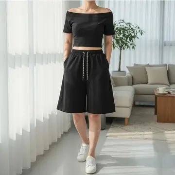 블랙·차콜 톤 반바지와 반팔티 전신 코디 사진