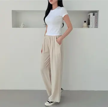 베이지 배기팬츠와 화이트 반팔티 전신 코디 사진
