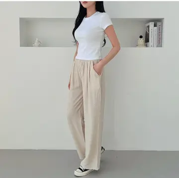 화이트·그레이 톤 배기팬츠와 반팔티 전신 코디 사진
