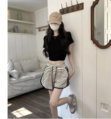 스트라이프 반바지와 블랙 반팔티 전신 코디 사진