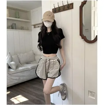 블랙·베이지 톤 반바지와 반팔티 전신 코디 사진