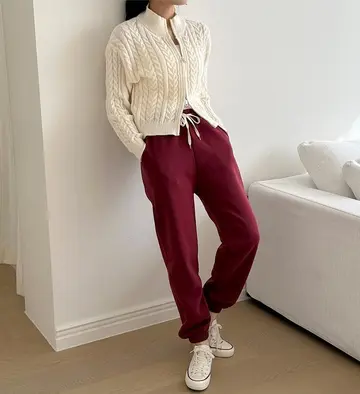버건디 배기팬츠와 아이보리 가디건 전신 코디 사진