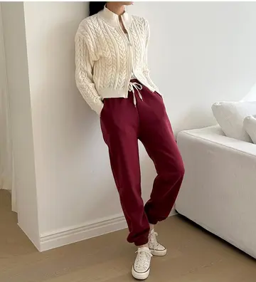 아이보리·베이지 톤 배기팬츠와 가디건 전신 코디 사진