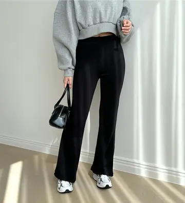 블랙 오버핏 부츠컷팬츠와 그레이 맨투맨 전신 코디 사진