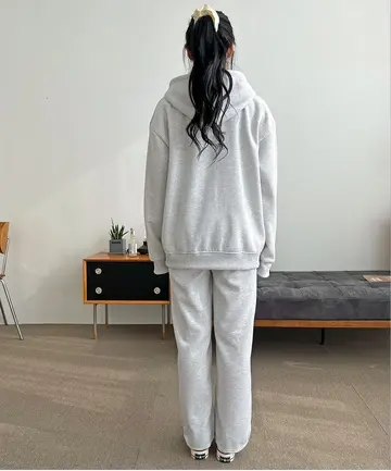 그레이·화이트 톤 배기팬츠와 후드티 전신 코디 사진