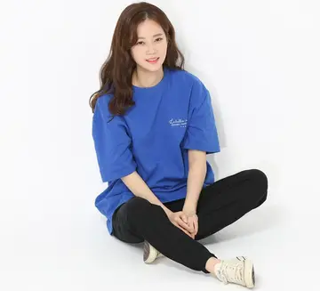 차콜·블랙 톤 배기팬츠와 반팔티 전신 코디 사진