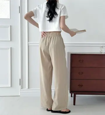 베이지 오버핏 배기팬츠와 화이트 반팔티 전신 코디 사진