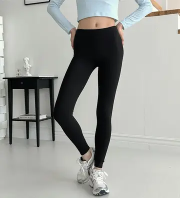 블랙 레깅스와 스카이블루 긴팔티 전신 코디 사진