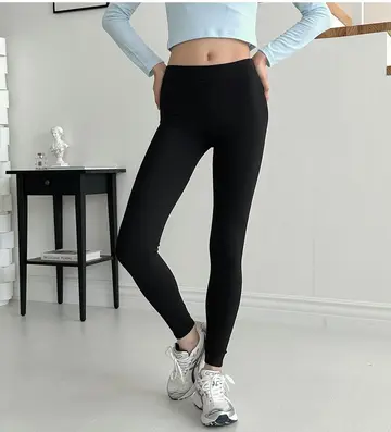 카멜·블랙 톤 레깅스와 긴팔티 전신 코디 사진
