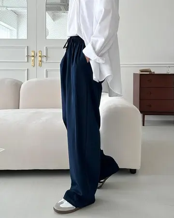 네이비 오버핏 와이드팬츠와 화이트 셔츠 전신 코디 사진