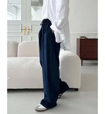 블랙·그레이 톤 와이드팬츠와 셔츠 전신 코디 사진