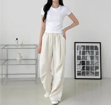 그레이·블랙 톤 슬랙스와 반팔티 전신 코디 사진