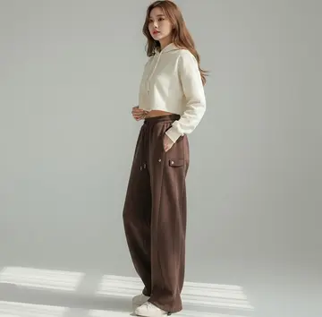 아이보리·카키 톤 와이드 슬랙스와 후드티 전신 코디 사진