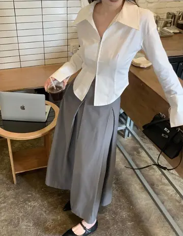 오버핏 레이스 블라우스와 그레이 롱스커트 전신 코디 사진