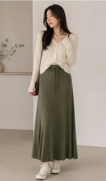 브라운·베이지 톤 롱스커트와 니트 전신 코디 사진