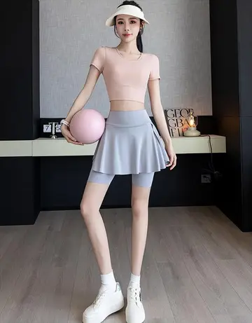 그레이 미니스커트와 핑크 반팔티 전신 코디 사진