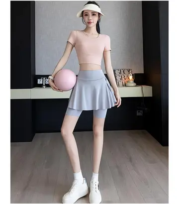 아이보리·그레이 톤 미니스커트와 반팔티 전신 코디 사진