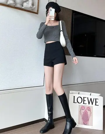 블랙 반바지와 그레이 긴팔티 전신 코디 사진