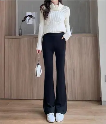 화이트·블랙 톤 슬랙스와 니트 전신 코디 사진