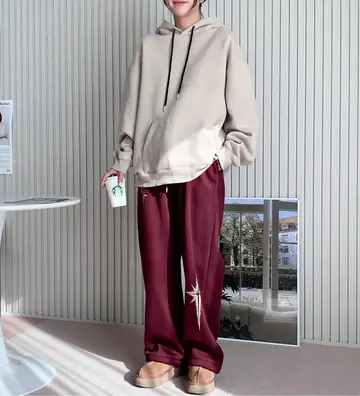 아이보리·그레이 톤 배기팬츠와 집업 전신 코디 사진