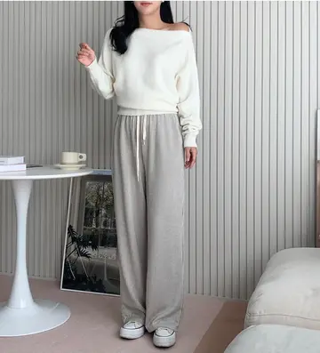 화이트·아이보리 톤 배기팬츠와 니트 전신 코디 사진