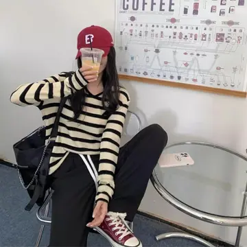 스트라이프 오버핏 니트와 블랙 와이드팬츠 전신 코디 사진