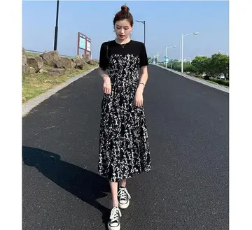 블랙·그레이 톤 원피스 전신 코디 사진