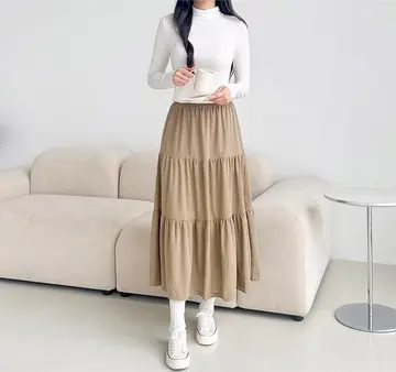 오버핏 롱스커트와 화이트 긴팔티 전신 코디 사진