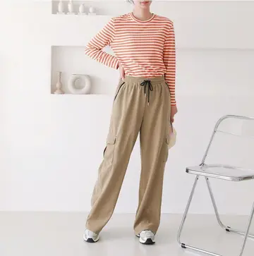 베이지·카멜 톤 카고팬츠와 긴팔티 전신 코디 사진