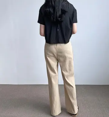 베이지 오버핏 배기팬츠와 블랙 셔츠 전신 코디 사진