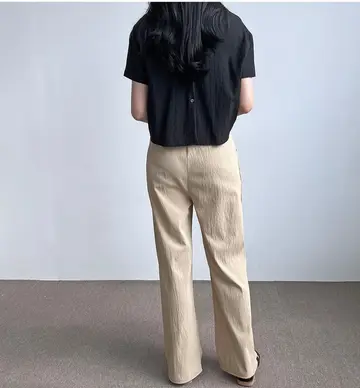 블랙·차콜 톤 배기팬츠와 셔츠 전신 코디 사진