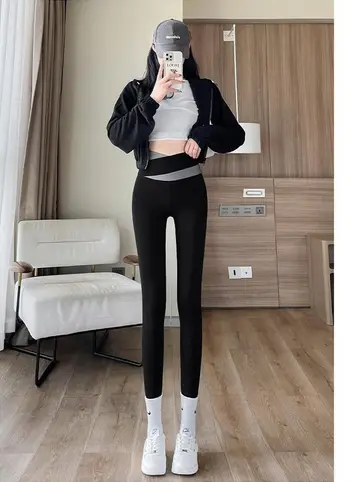 블랙 레깅스와 나시 전신 코디 사진