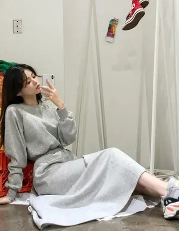 오버핏 원피스와 그레이 맨투맨 전신 코디 사진