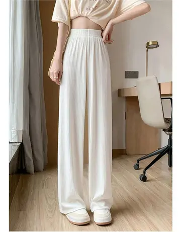 아이보리·카멜 톤 배기팬츠와 반팔티 전신 코디 사진