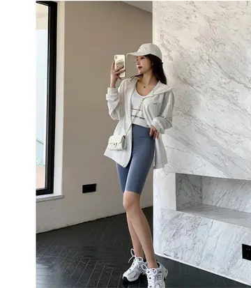 그레이 오버핏 레깅스와 화이트 집업 전신 코디 사진