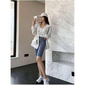 아이보리·차콜 톤 레깅스와 집업 전신 코디 사진