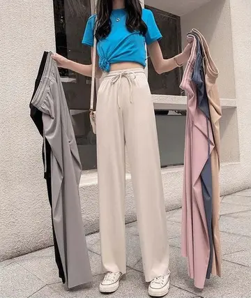 베이지 오버핏 와이드팬츠와 블루 반팔티 전신 코디 사진