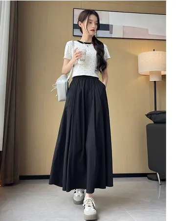 블랙 스커트와 도트 반팔티 전신 코디 사진