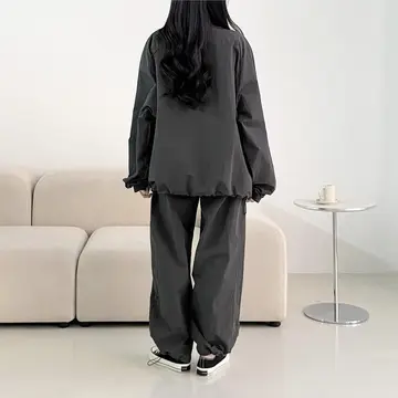 오버핏 와이드 슬랙스와 차콜 맨투맨 전신 코디 사진