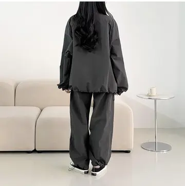 차콜·블랙 톤 와이드 슬랙스와 맨투맨 전신 코디 사진